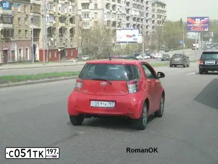 Фото автомобиля TOYOTA IQ, 2009 — госномер В064РТ18. Цвет: Красный