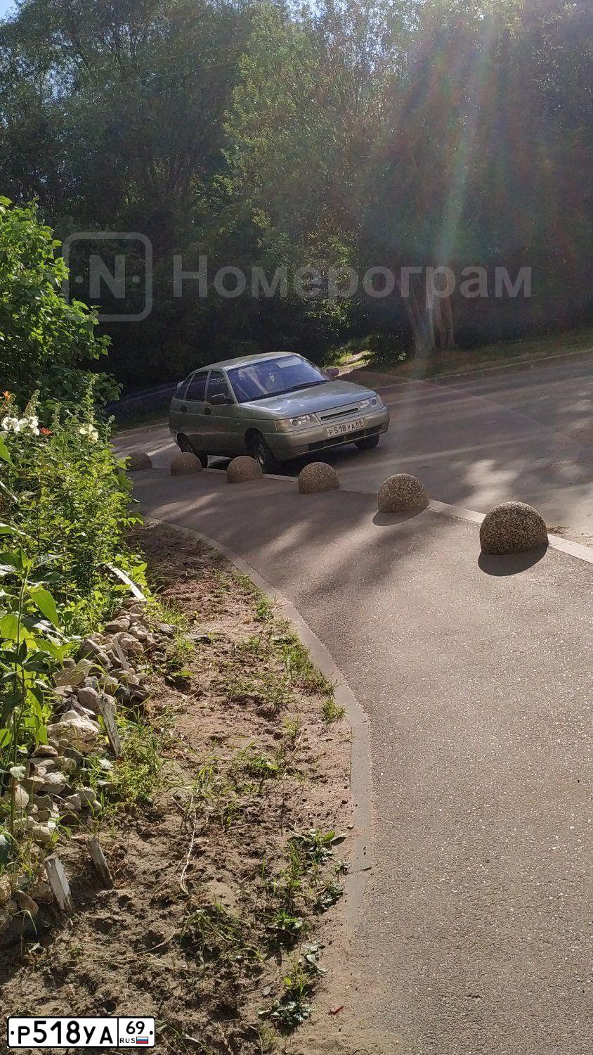 Фото автомобиля LADA 2112, 2006 — госномер Р518УА69. Цвет: БЕЛО-ЗЕЛЕНЫЙ