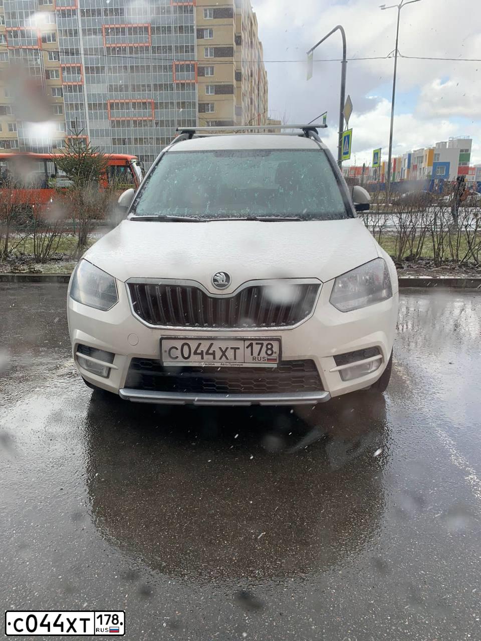 Фото автомобиля SKODA YETI, 2014 — госномер С044ХТ178. Цвет: БЕЛЫЙ