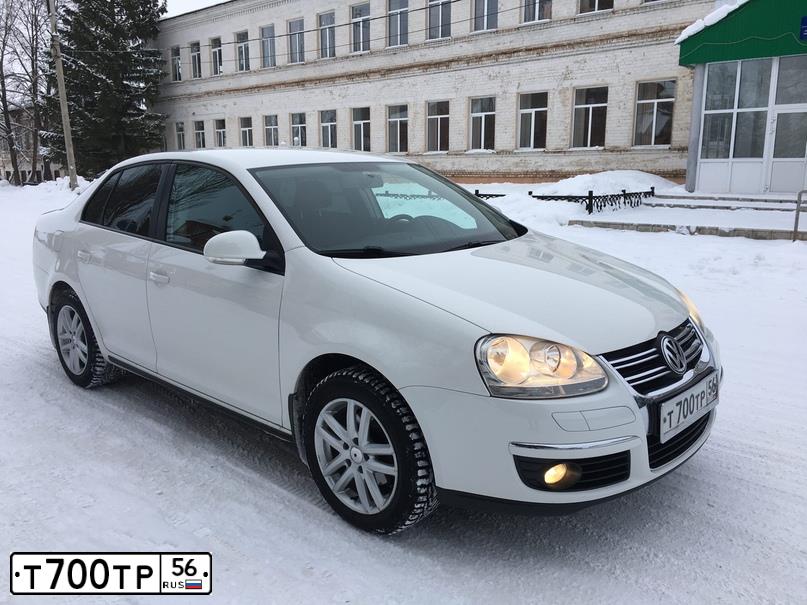 Фото автомобиля VOLKSWAGEN JETTA, 2010 — госномер Т700ТР56. Цвет: Белый