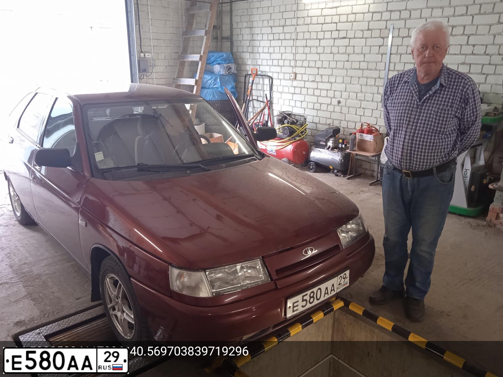Фото автомобиля LADA 2112, 2005 — госномер Е580АА29. Цвет: СЕРЕБР.ТЕМНО-КРАСНЫЙ