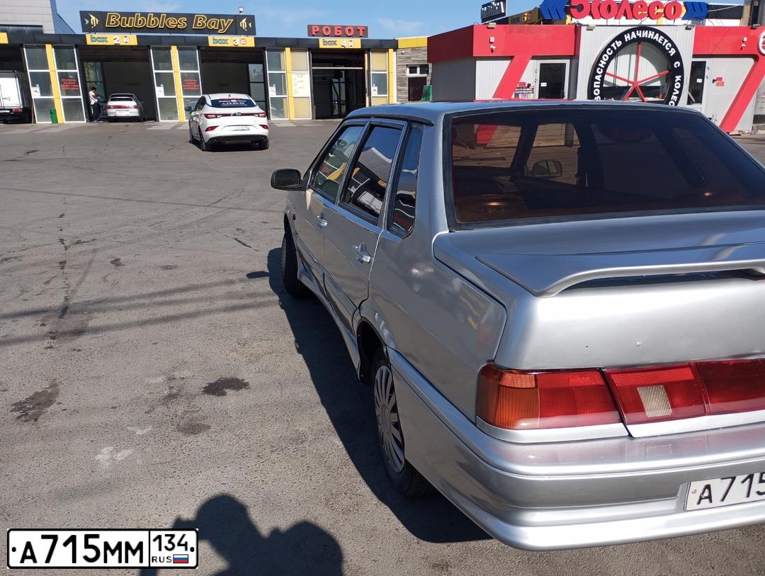 Фото автомобиля LADA 2115 SAMARA, 2005 — госномер А715ММ134. Цвет: Серебристо-Желто-Голубой