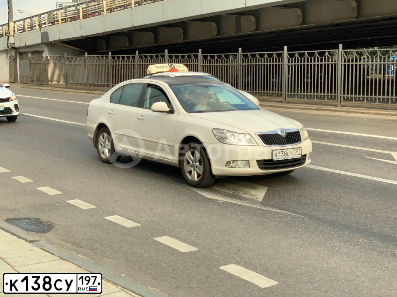 Фото автомобиля SKODA OCTAVIA, 2012 — госномер К138СУ197. Цвет: Белый