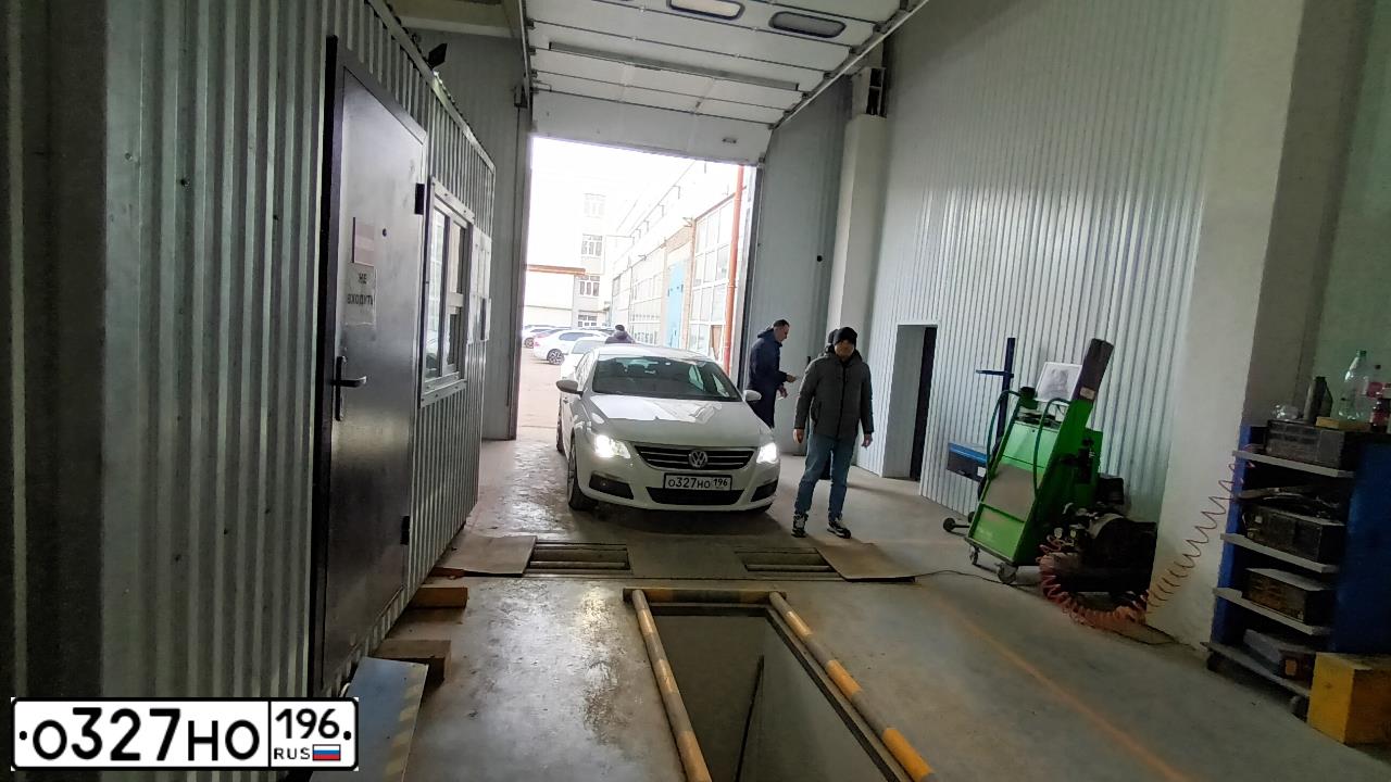 Фото автомобиля VOLKSWAGEN PASSAT, 2011 — госномер К439ОМ702. Цвет: Белый