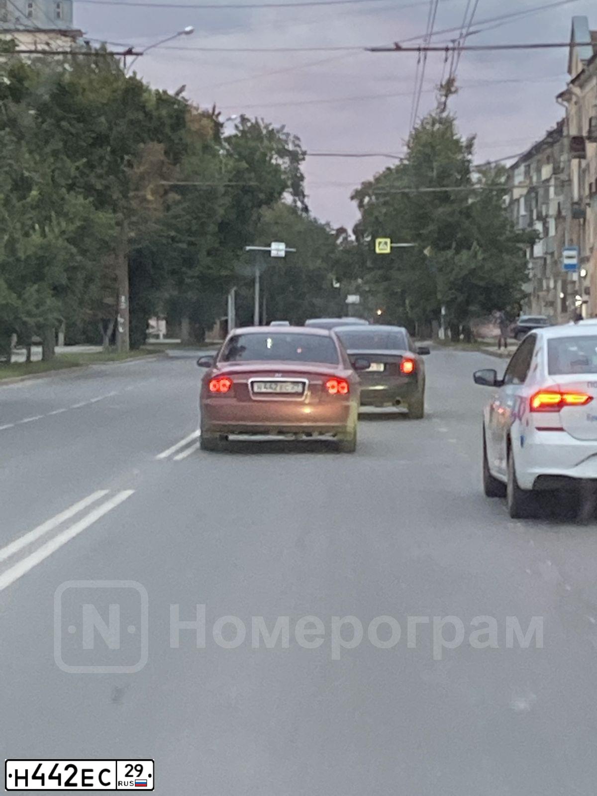 Фото автомобиля MAZDA MPV, 1997 — госномер Н442УС29. Цвет: СИНИЙ (ТЕМНО-СИНИЙ)