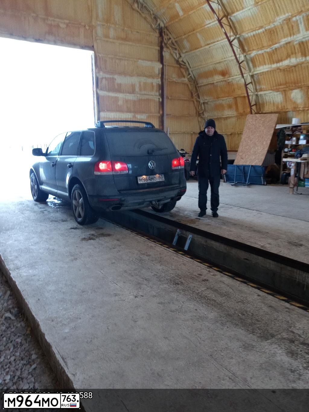 Фото автомобиля VOLKSWAGEN TOUAREG, 2006 — госномер В007АК163. Цвет: ЧЕРНЫЙ