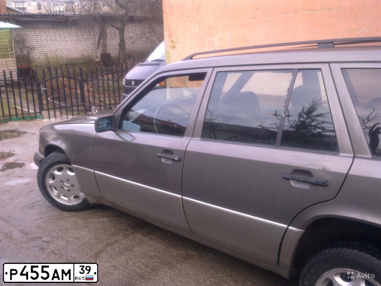 Фото автомобиля MERCEDES E-KLASSE, 1992 — госномер Р455АМ39. Цвет: СЕРЫЙ