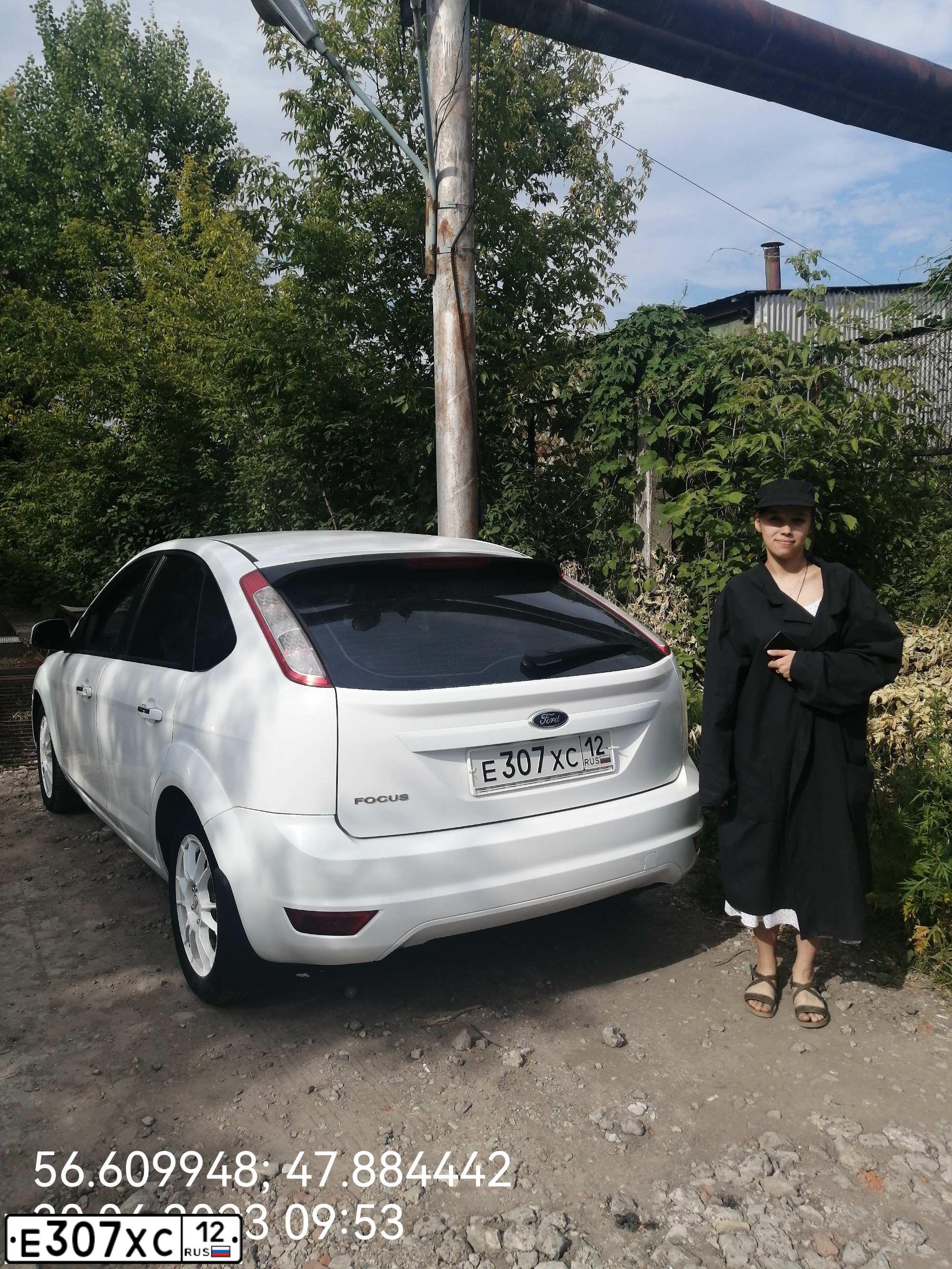 Фото автомобиля FORD FOCUS, 2009 — госномер В868КС76. Цвет: Белый