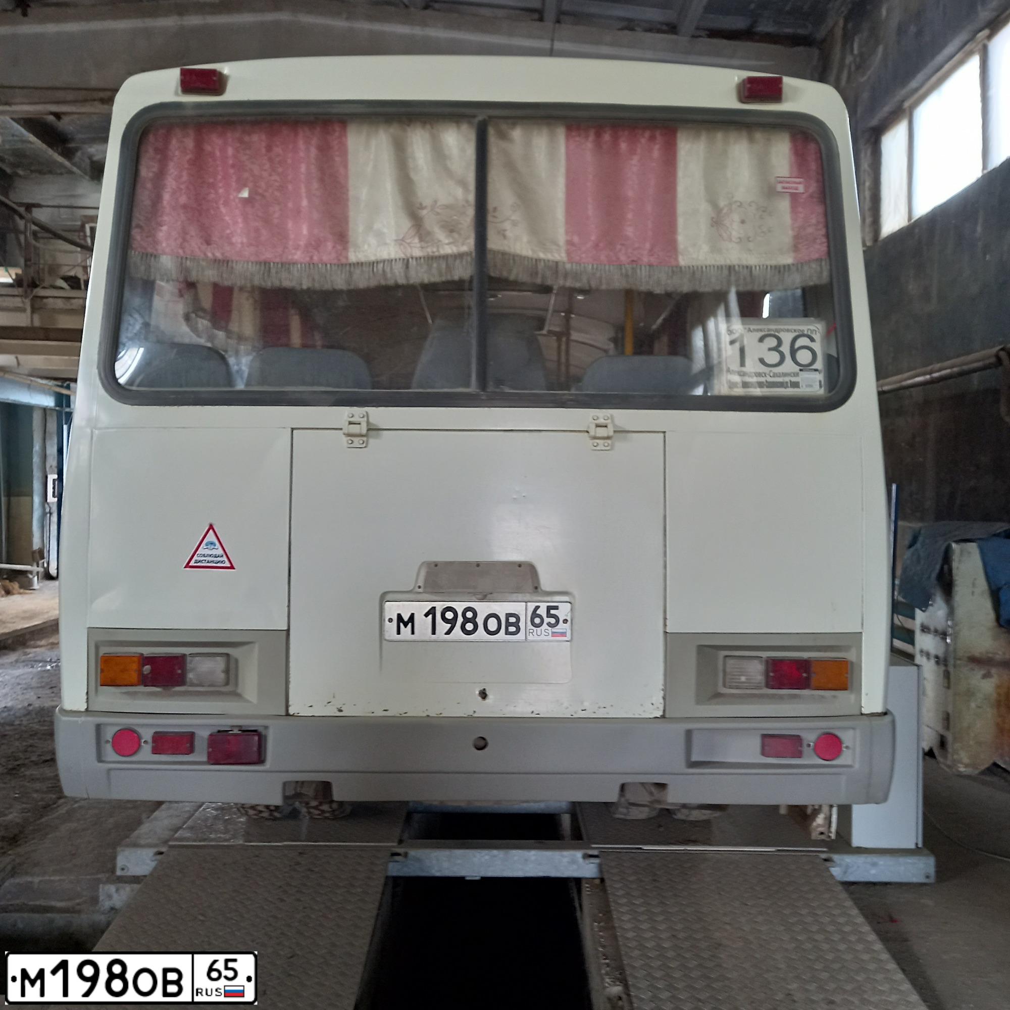 Фото автомобиля PAZ 3205, 2012 — госномер М198ОВ65. Цвет: БЕЛЫЙ