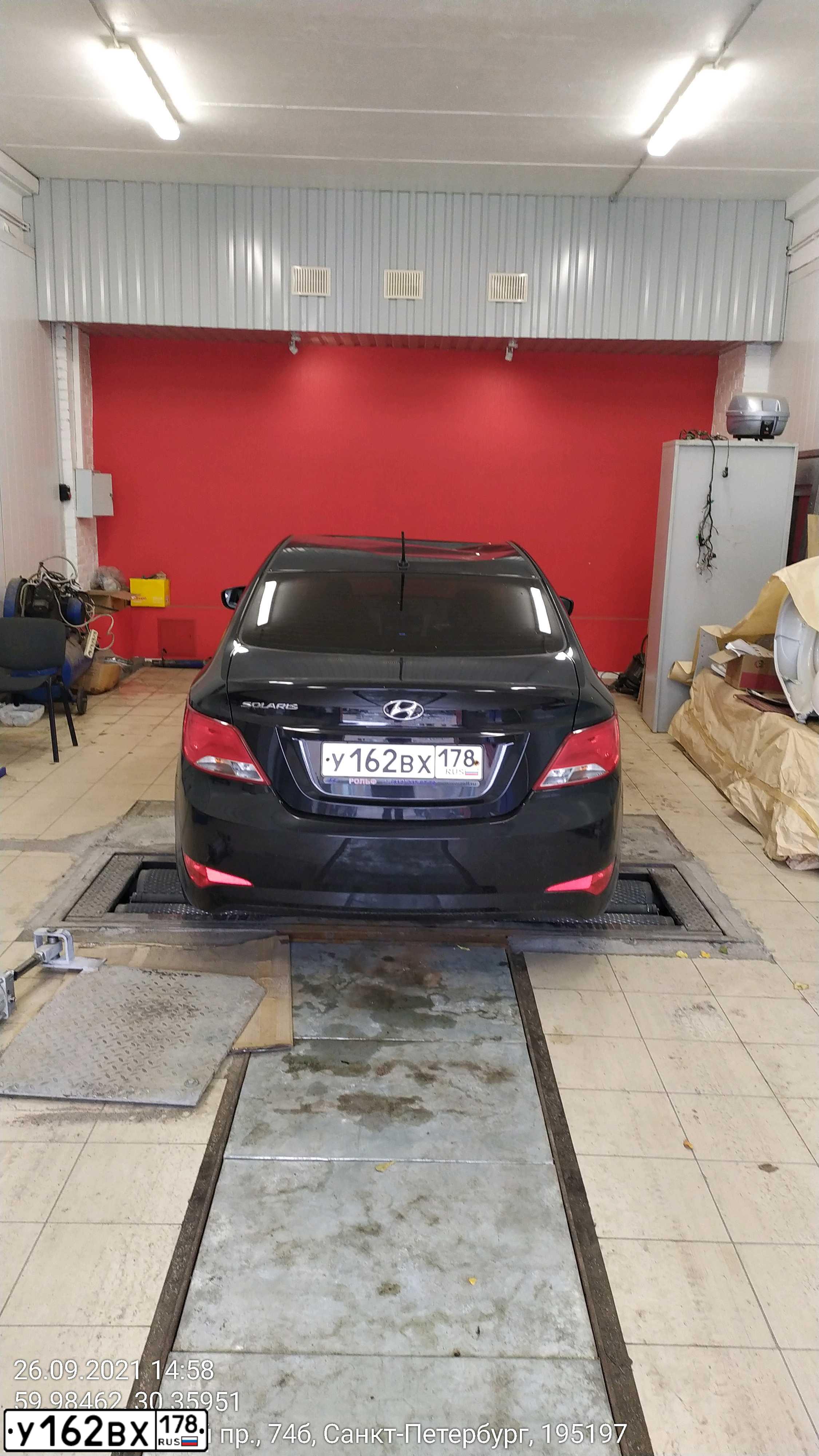 Фото автомобиля HYUNDAI SOLARIS, 2016 — госномер У162ВХ178. Цвет: ЧЕРНЫЙ