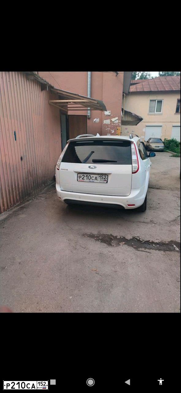 Фото автомобиля FORD FOCUS, 2010 — госномер К200РС152. Цвет: Белый
