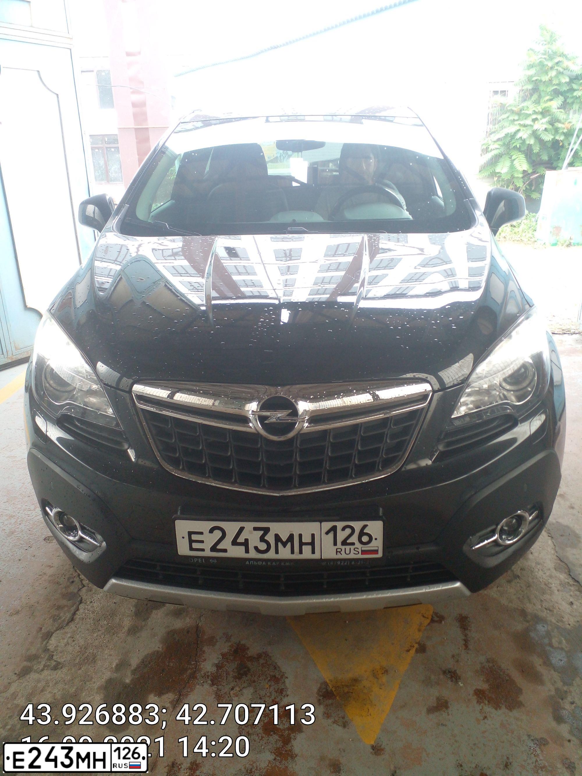 Фото автомобиля OPEL MOKKA, 2013 — госномер Е243МН126. Цвет: ЧЕРНЫЙ