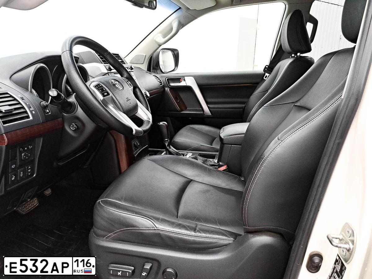 Фото автомобиля TOYOTA LAND CRUISER 150, 2017 — госномер С747ВР716. Цвет: Белый