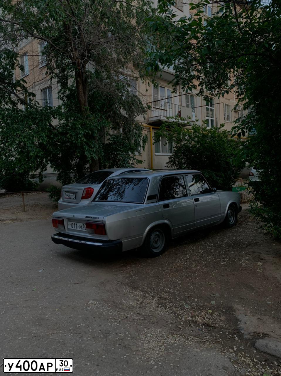 Фото автомобиля LADA 2107, 2011 — госномер Т011НМ30. Цвет: Светло-Серебристый металлик