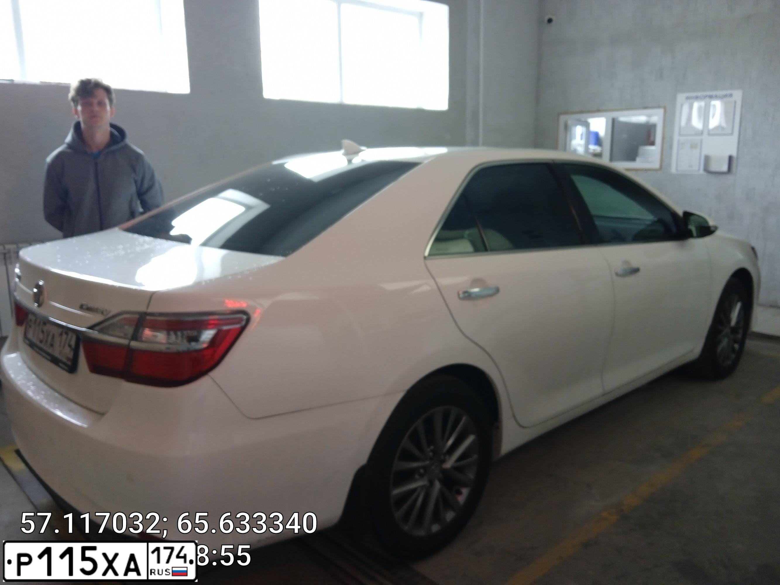 Фото автомобиля TOYOTA CAMRY, 2017 — госномер Х159РМ72. Цвет: Белый