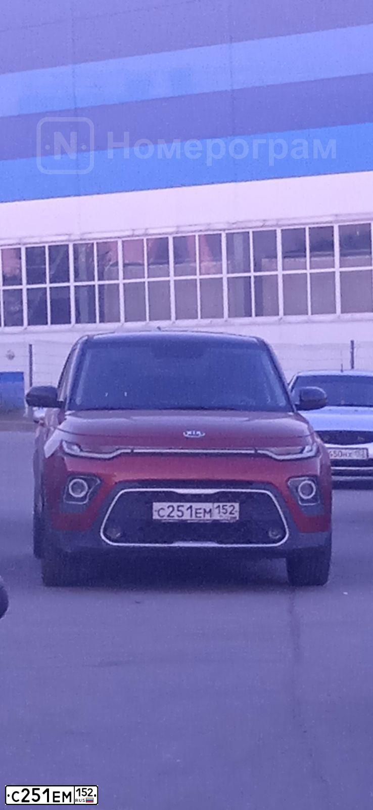 Фото автомобиля KIA SOUL, 2020 — госномер С251ЕМ152. Цвет: КРАСНЫЙ