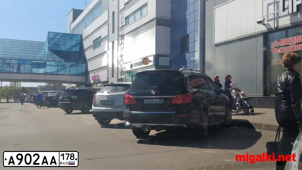Фото автомобиля MERCEDES-BENZ S450 4MATIC, 2021 — госномер С756НН198. Цвет: ЧЕРНЫЙ