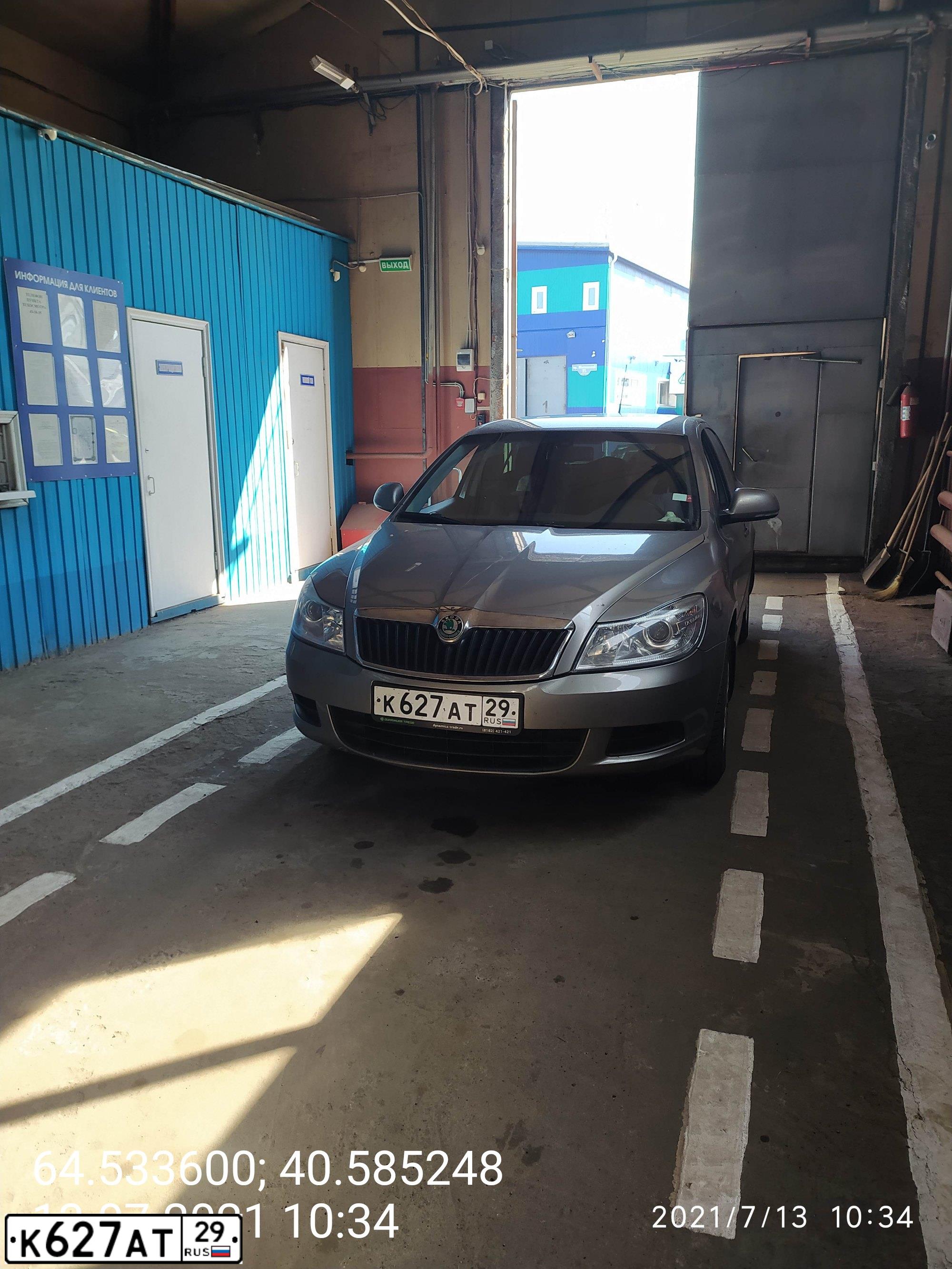 Фото автомобиля SKODA OCTAVIA, 2010 — госномер К627АТ29. Цвет: СЕРЫЙ