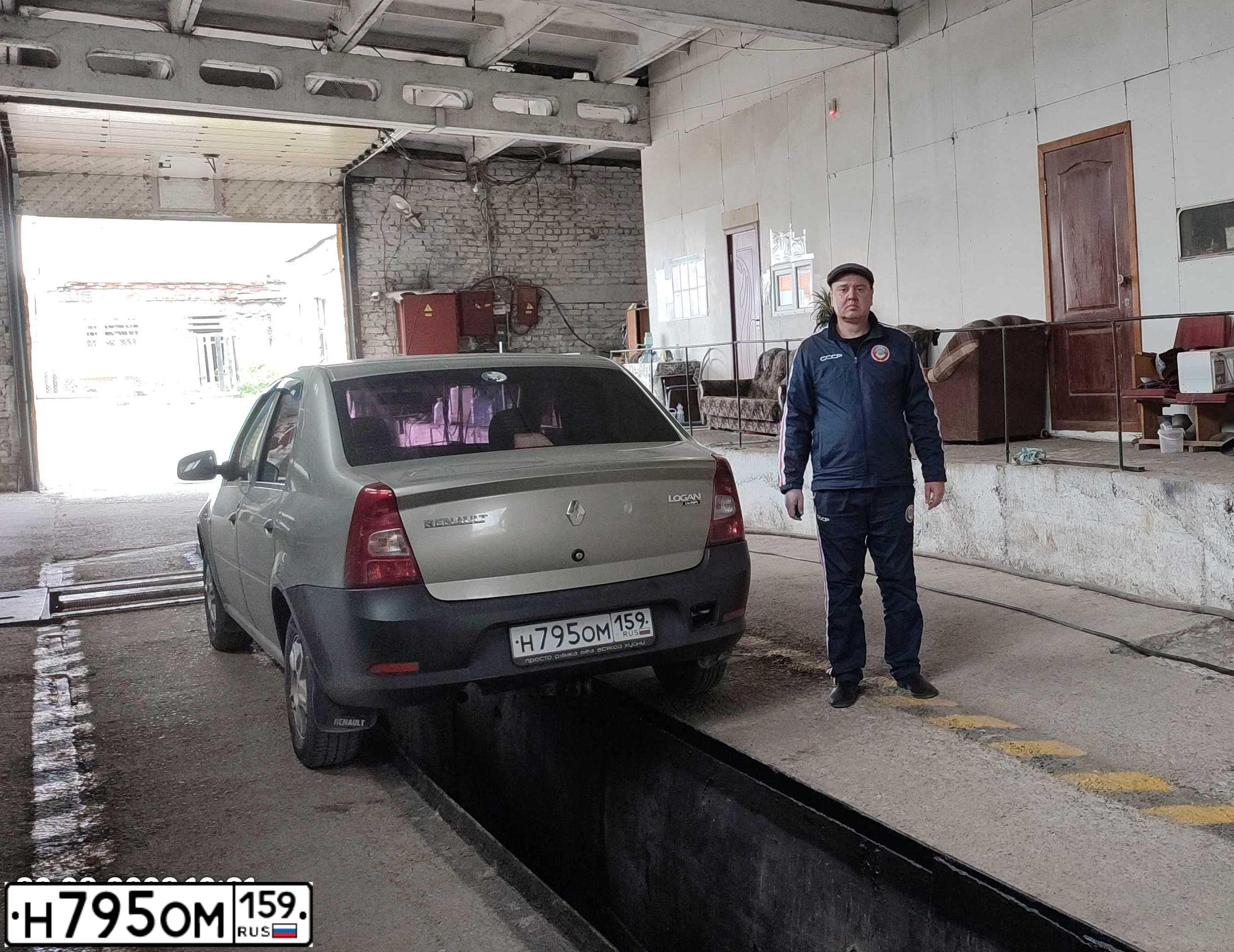 Фото автомобиля RENAULT LOGAN, 2010 — госномер Н795ОМ159. Цвет: БЕЖЕВЫЙ