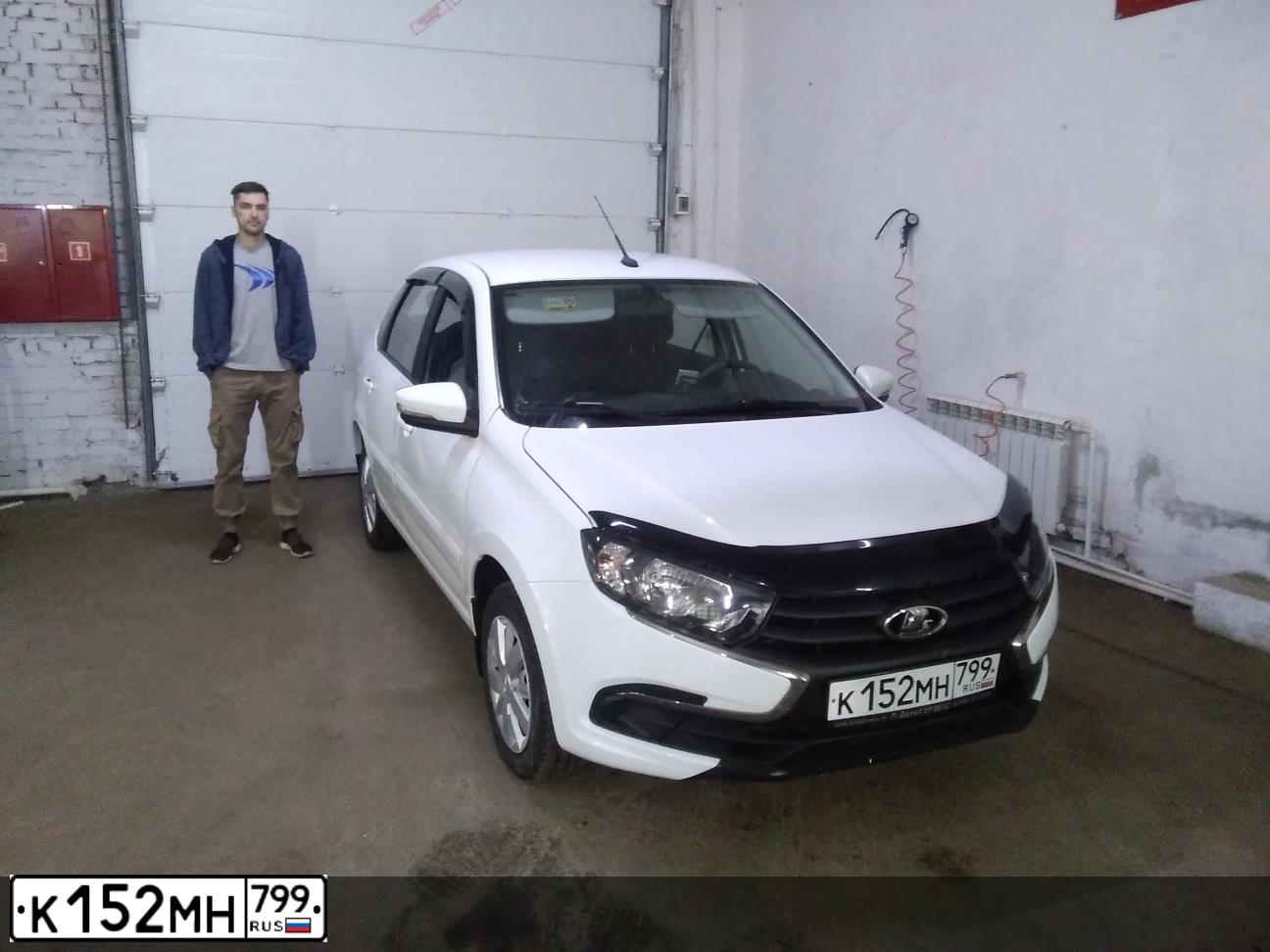 Фото автомобиля LADA 2190 GRANTA, 2018 — госномер К152МН799. Цвет: Белый
