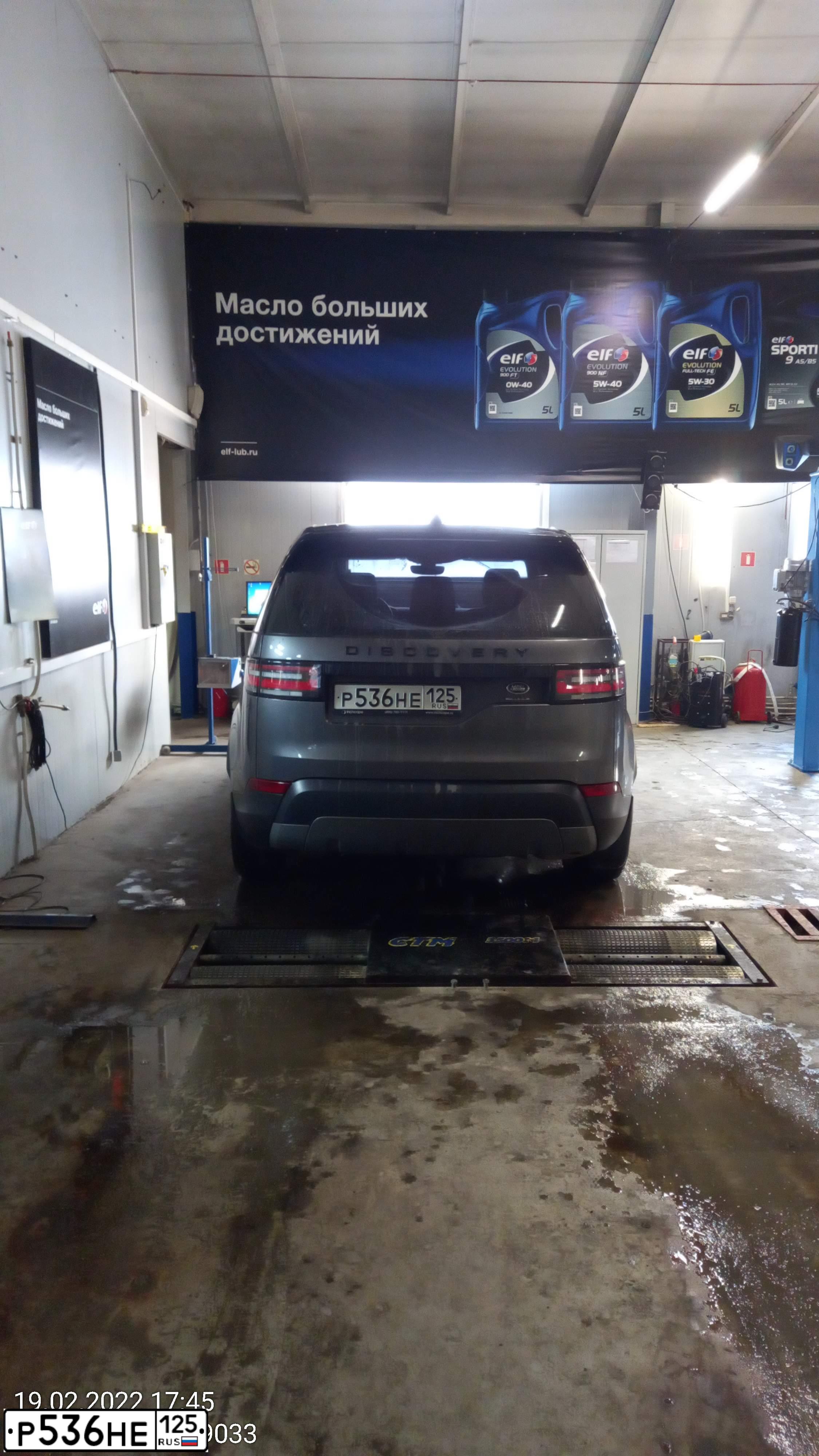 Фото автомобиля LANDROVER DISCOVERY, 2017 — госномер Р536НЕ125. Цвет: СЕРЫЙ
