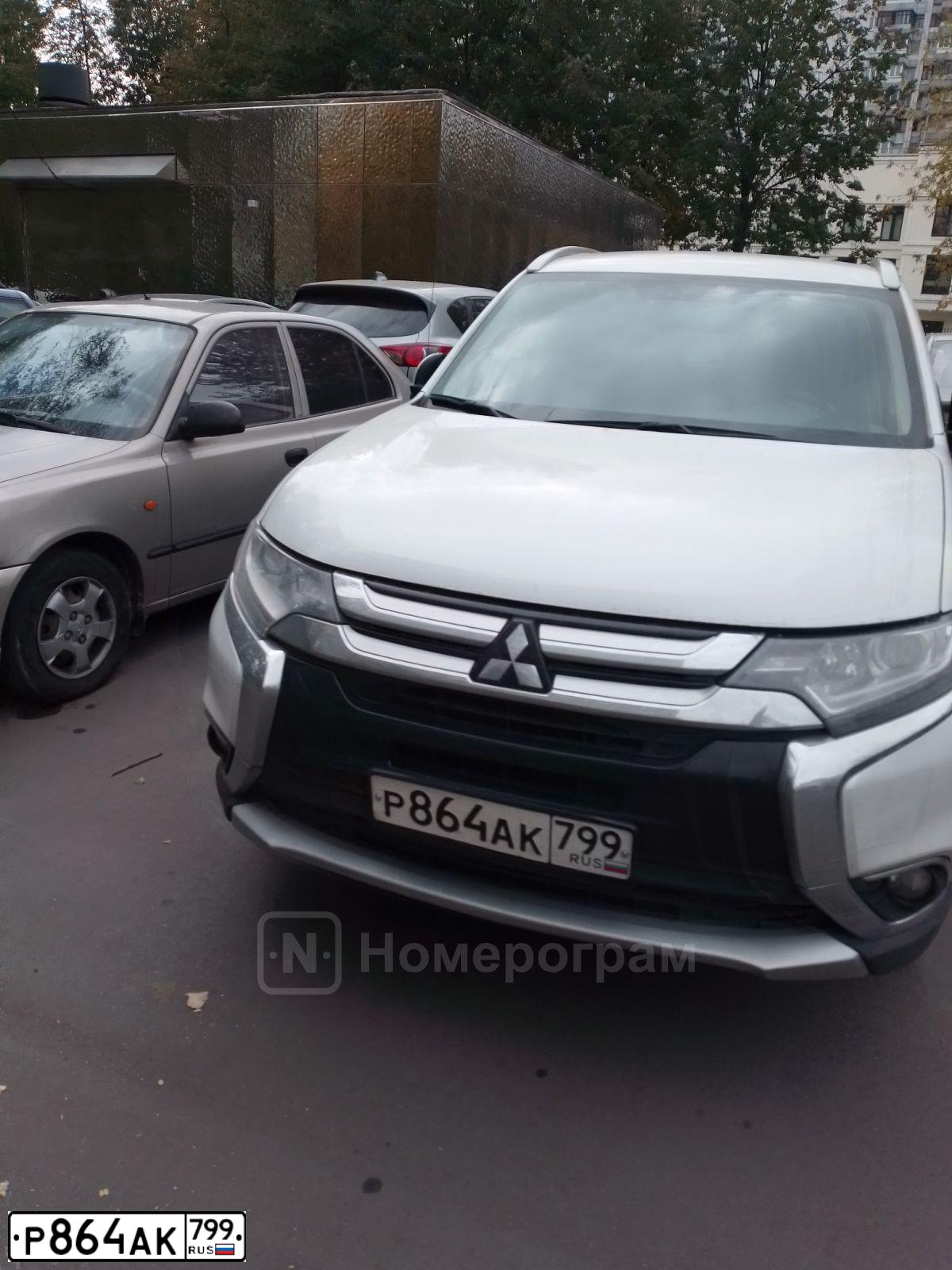 Фото автомобиля MITSUBISHI OUTLANDER, 2017 — госномер Р864АК799. Цвет: БЕЛЫЙ