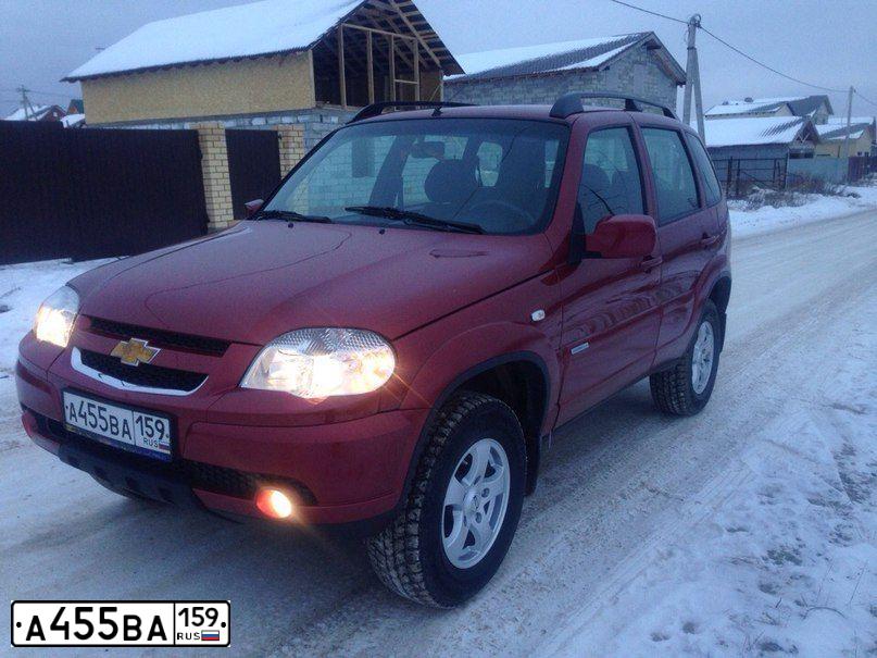 Фото автомобиля CHEVROLET T NIVA, 2011 — госномер Е681ХР82. Цвет: Ярко-красный металлик