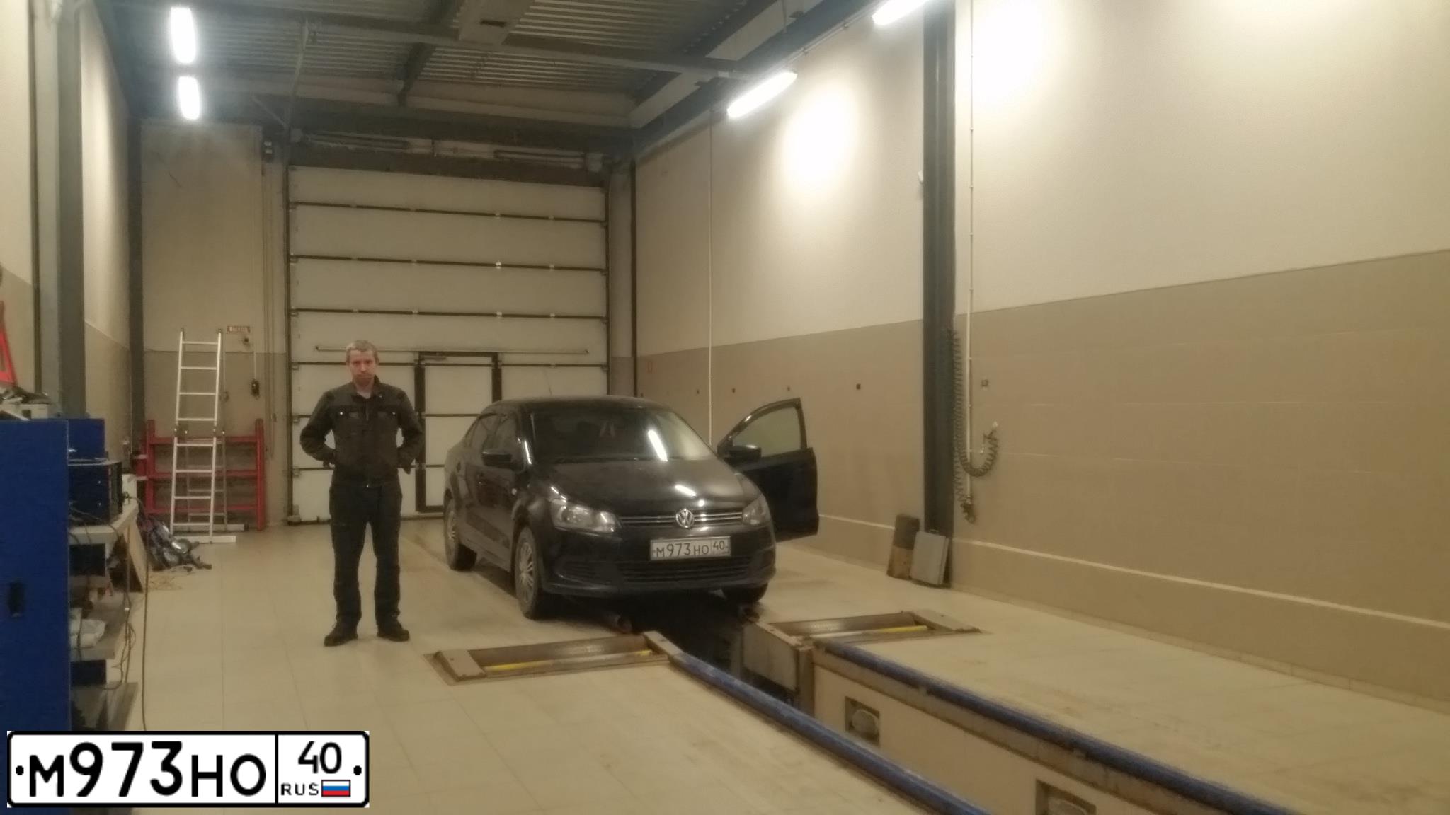 Фото автомобиля VOLKSWAGEN POLO, 2011 — госномер М973НО40. Цвет: ЧЕРНЫЙ