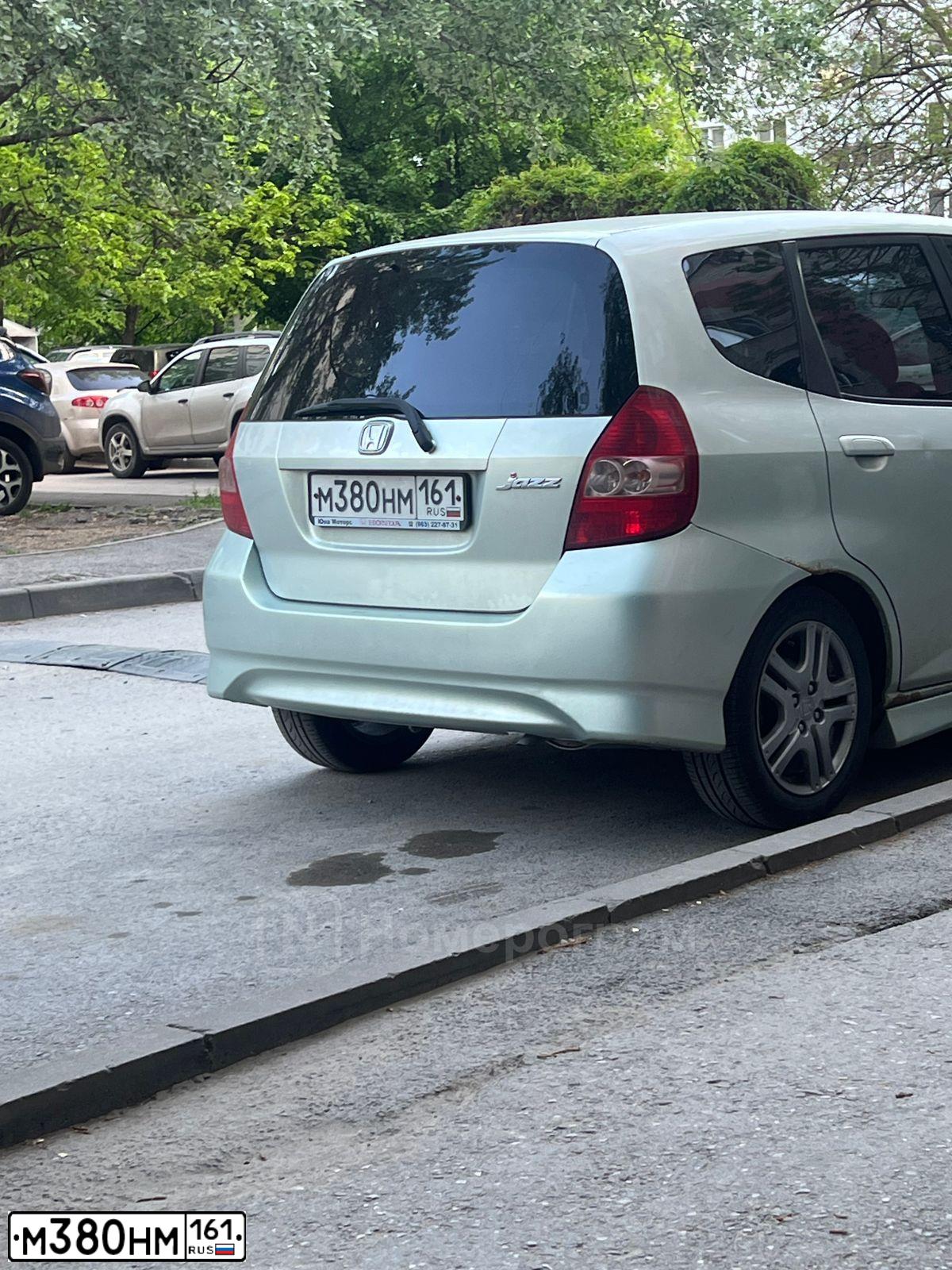Фото автомобиля HONDA JAZZ, 2008 — госномер М380НМ161. Цвет: СВ.СЕРО-ЗЕЛЕНЫЙ
