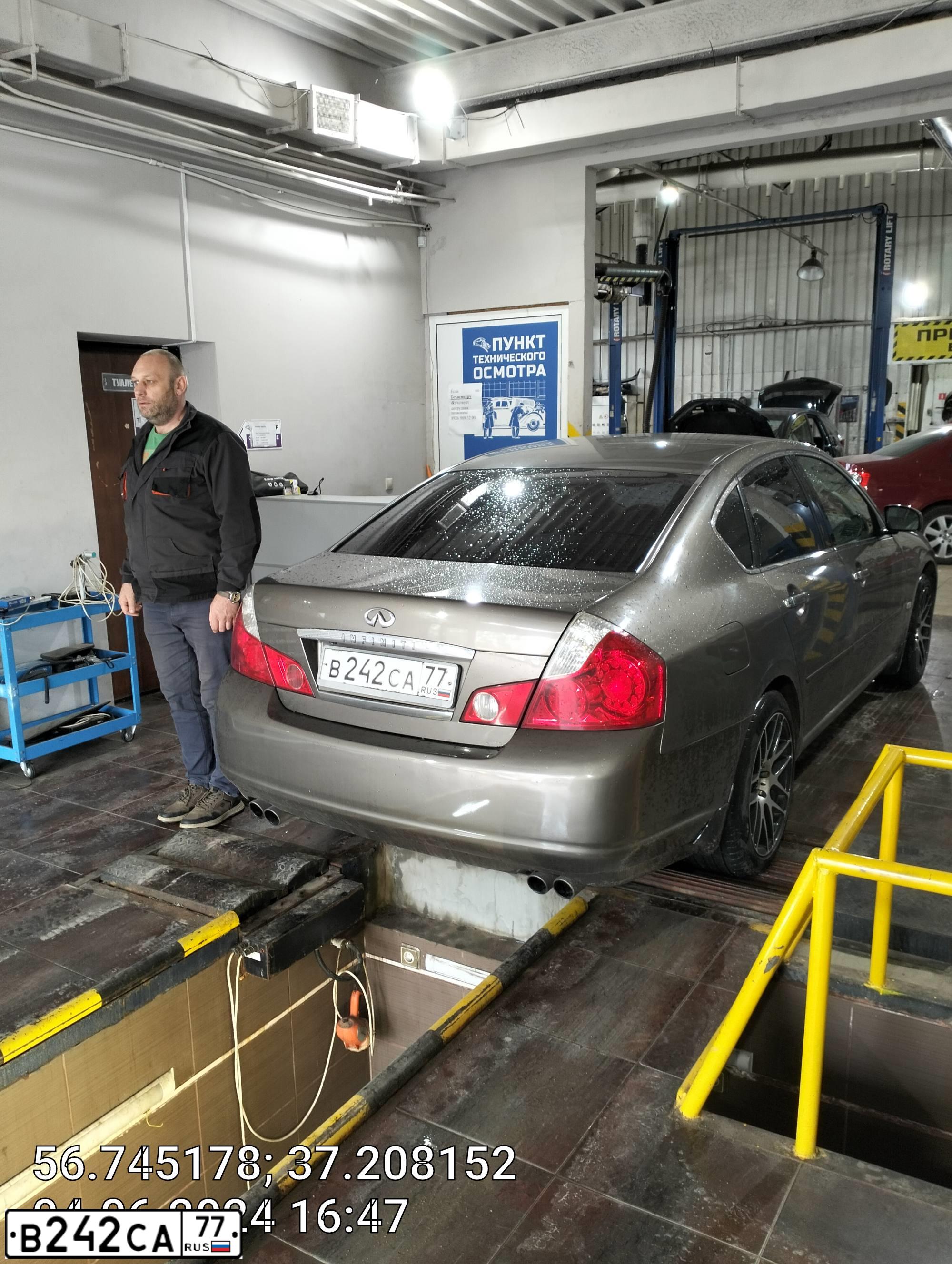 Фото автомобиля INFINITI M, 2006 — госномер В242СА77. Цвет: Серый