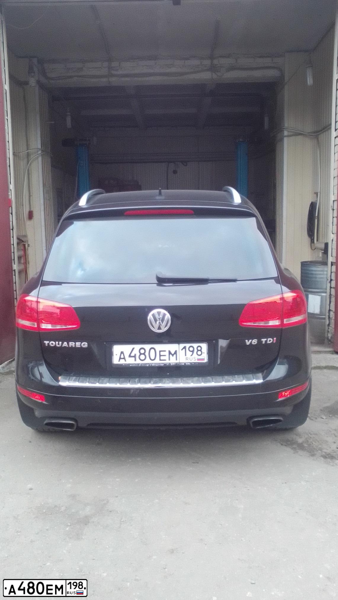 Фото автомобиля VOLKSWAGEN TOUAREG, 2011 — госномер А480ЕМ198. Цвет: ЧЕРНЫЙ