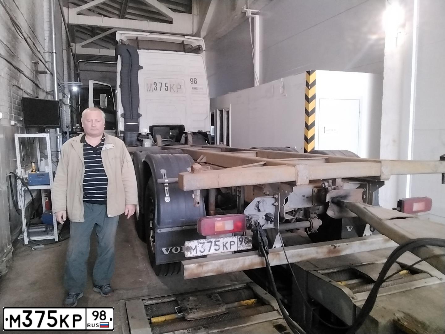 Фото автомобиля VOLVO SERIE FH /6X2/, 1999 — госномер М375КР98. Цвет: БЕЛЫЙ