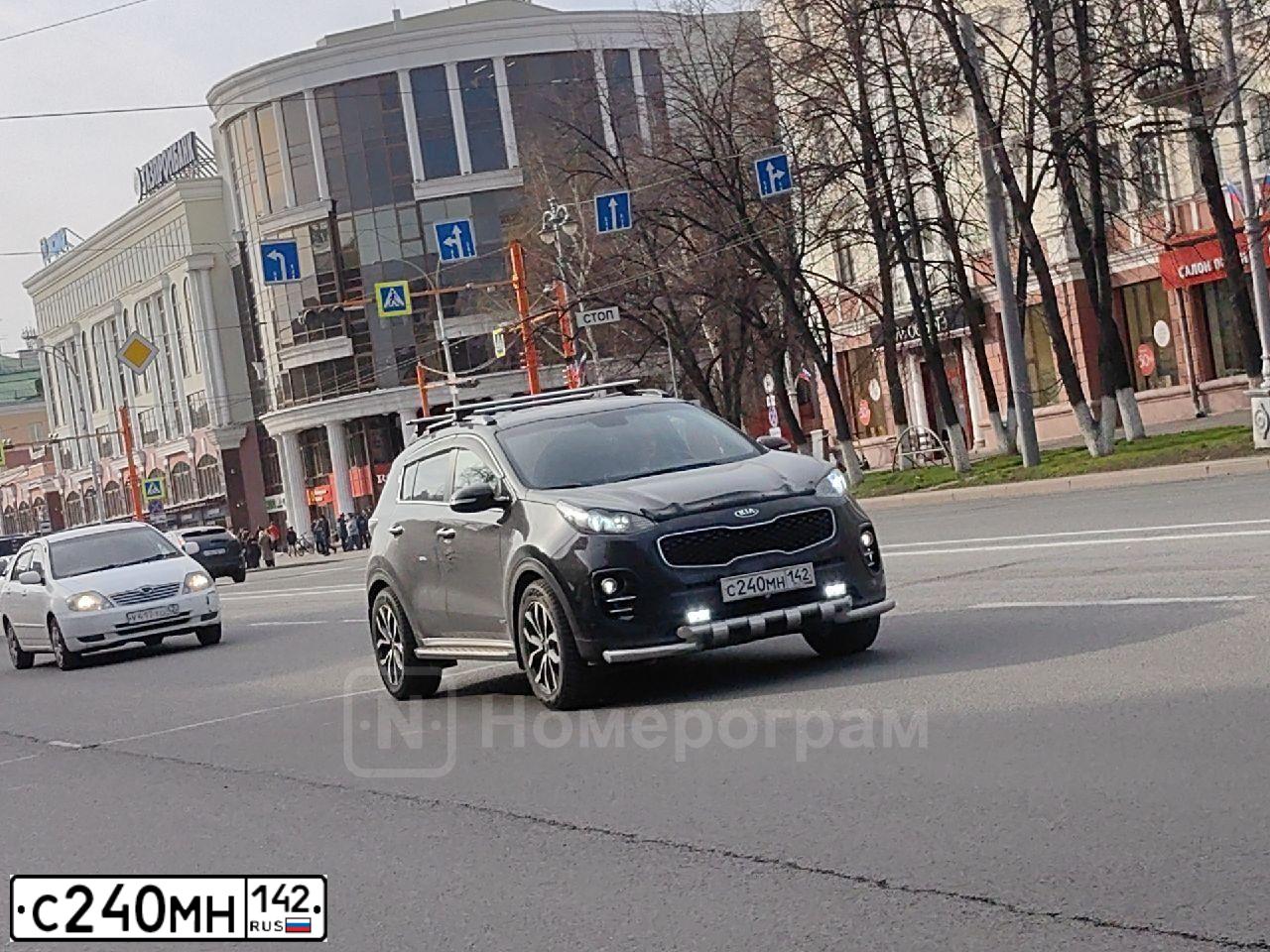 Фото автомобиля KIA SPORTAGE, 2018 — госномер С240МН142. Цвет: ЧЕРНЫЙ ПЕРЛАМУТР
