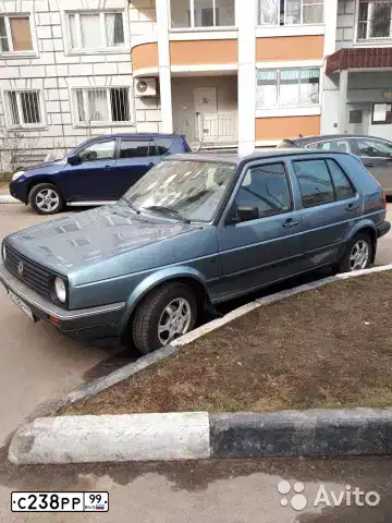 Фото автомобиля VOLKSWAGEN GOLF, 1990 — госномер С238РР99. Цвет: синий
