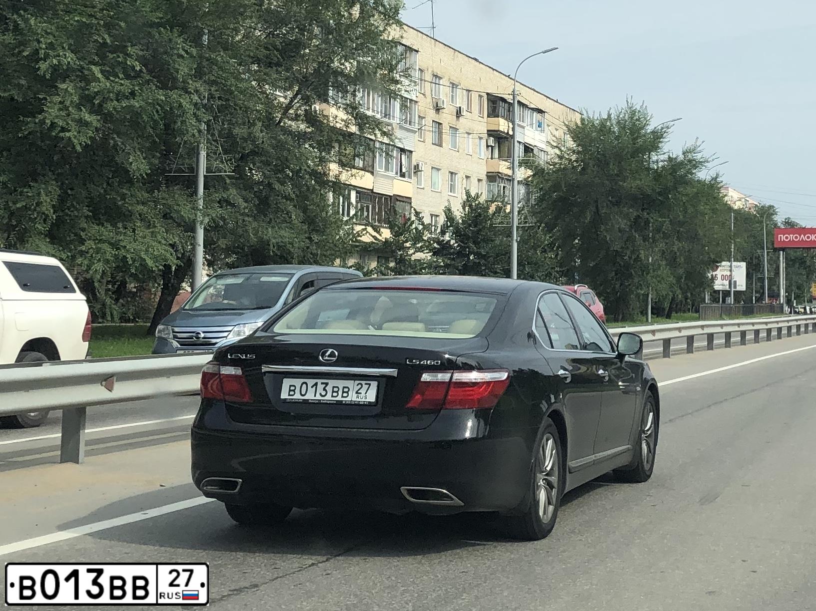 Фото автомобиля VOLKSWAGEN TOUAREG, 2018 — госномер В013ВВ27. Цвет: синий