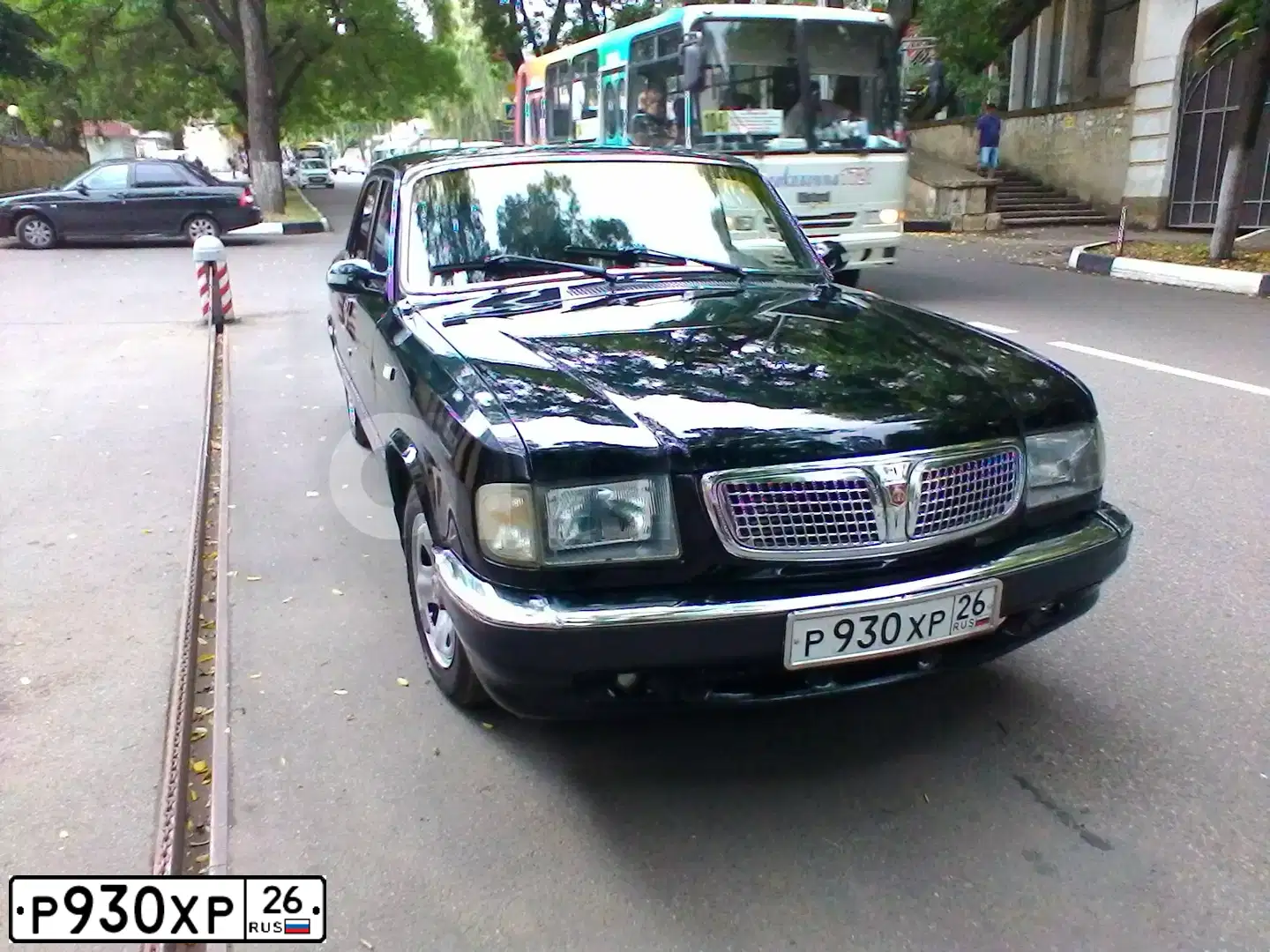 Фото автомобиля GAZ 3110 WOLGA, 2002 — госномер Р930ХР26. Цвет: ЧЕРНЫЙ