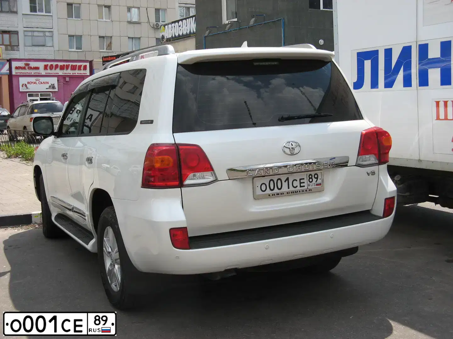 Фото автомобиля TOYOTA LANDCRUISER 200, 2015 — госномер О001СЕ89. Цвет: Белый