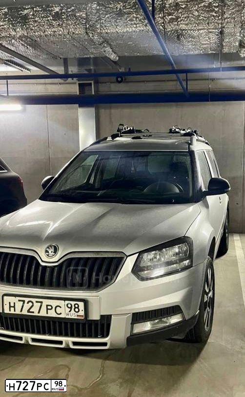 Фото автомобиля SKODA YETI, 2015 — госномер У898АВ198. Цвет: Серебристый