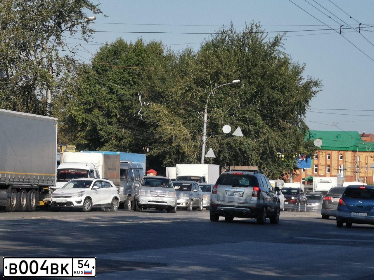 Фото автомобиля LEXUS LX, 2002 — госномер О313ОО54. Цвет: СЕРЫЙ