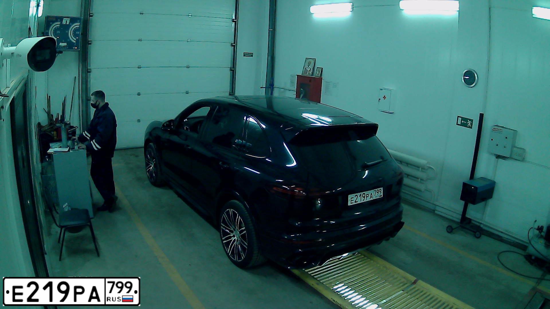 Фото автомобиля PORSCHE CAYENNE, 2015 — госномер Р999ХТ96. Цвет: синий