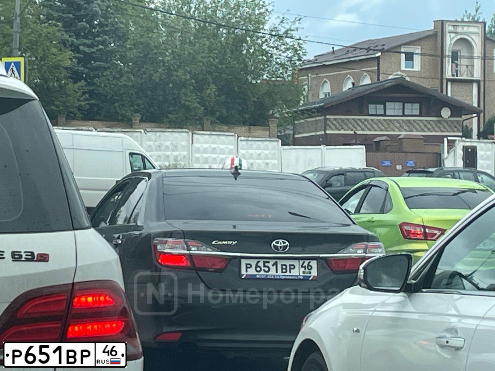 Фото автомобиля TOYOTA CAMRY, 2018 — госномер Р651ВР46. Цвет: ЧЕРНЫЙ МЕТАЛЛИК