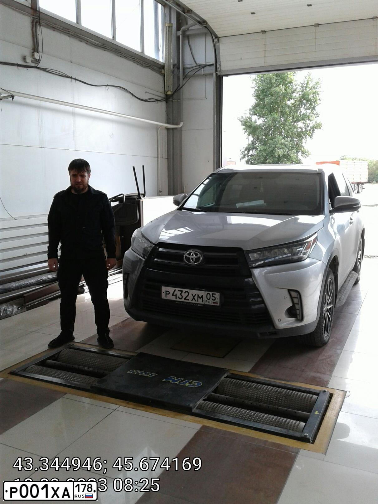 Фото автомобиля TOYOTA LANDCRUISER, 2007 — госномер А360АО126. Цвет: ЧЕРНЫЙ