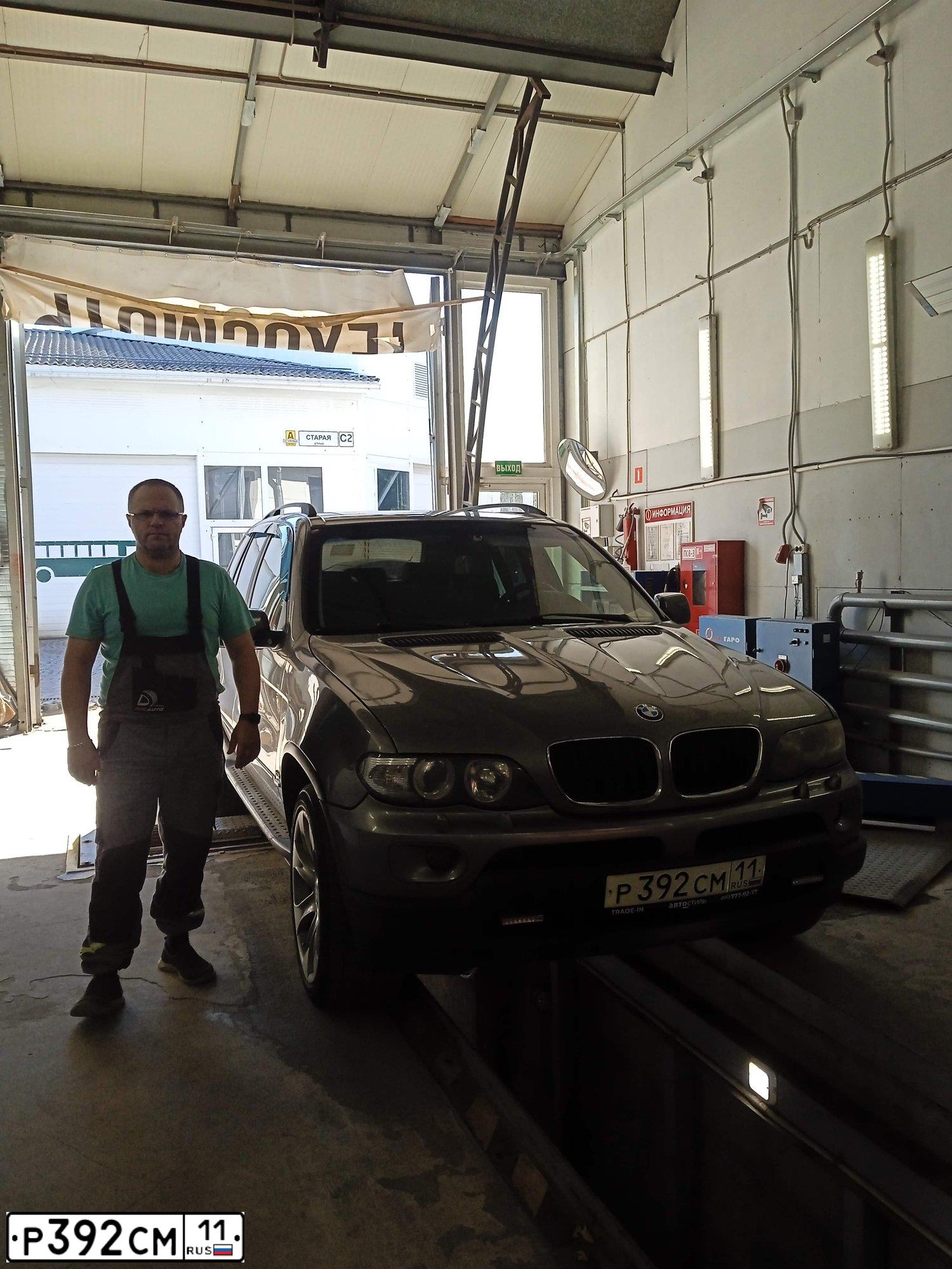 Фото автомобиля BMW X5, 2004 — госномер Р392СМ11. Цвет: СЕРЫЙ