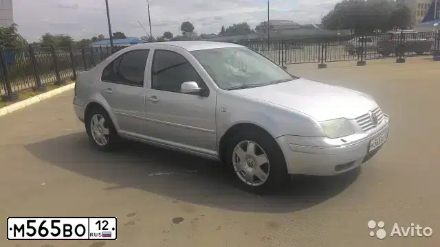 Фото автомобиля VOLKSWAGEN BORA, 2003 — госномер О029МР77. Цвет: СВЕТЛО-СЕРЫЙ
