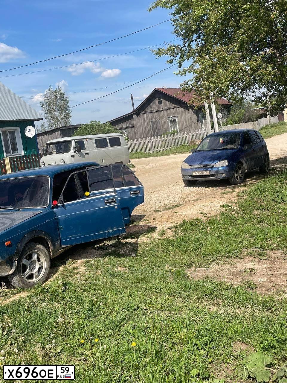 Фото автомобиля LADA 1119 KALINA, 2007 — госномер Х696ОЕ59. Цвет: ЯРКО - СИНИЙ