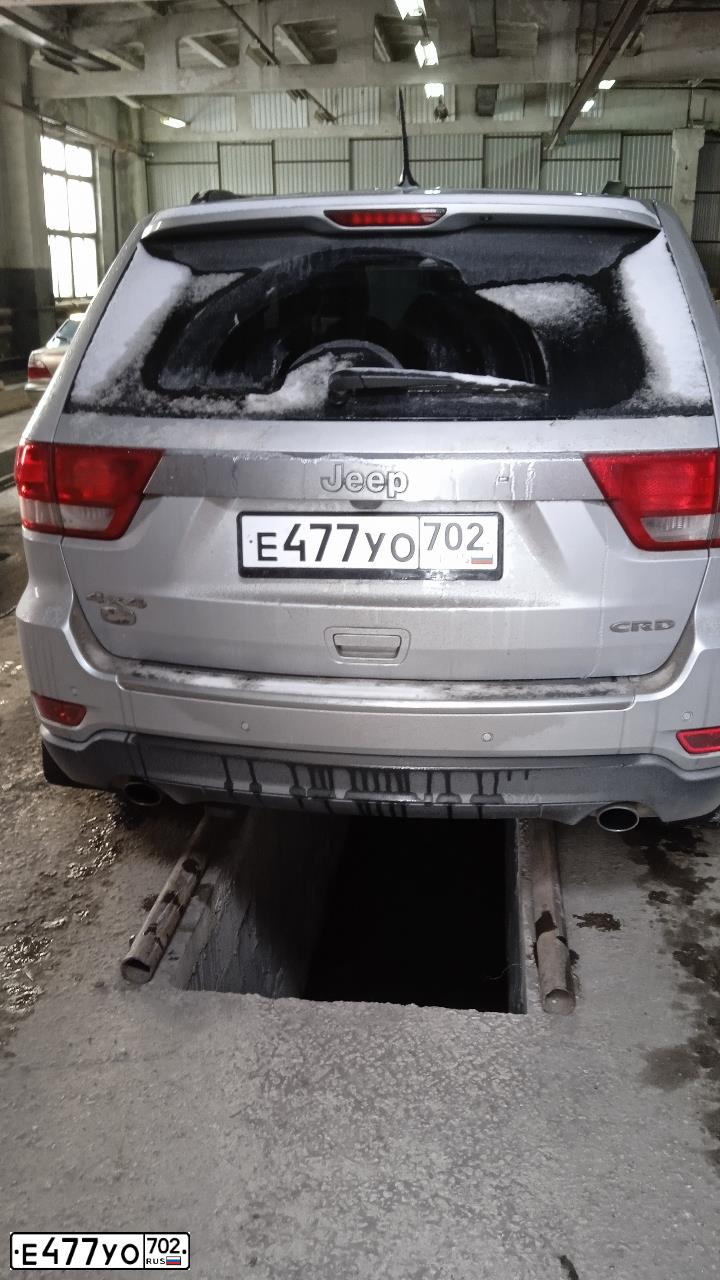 Фото автомобиля JEEP GRAND CHEROKEE, 2011 — госномер Е477УО702. Цвет: СЕРЕБРИСТЫЙ