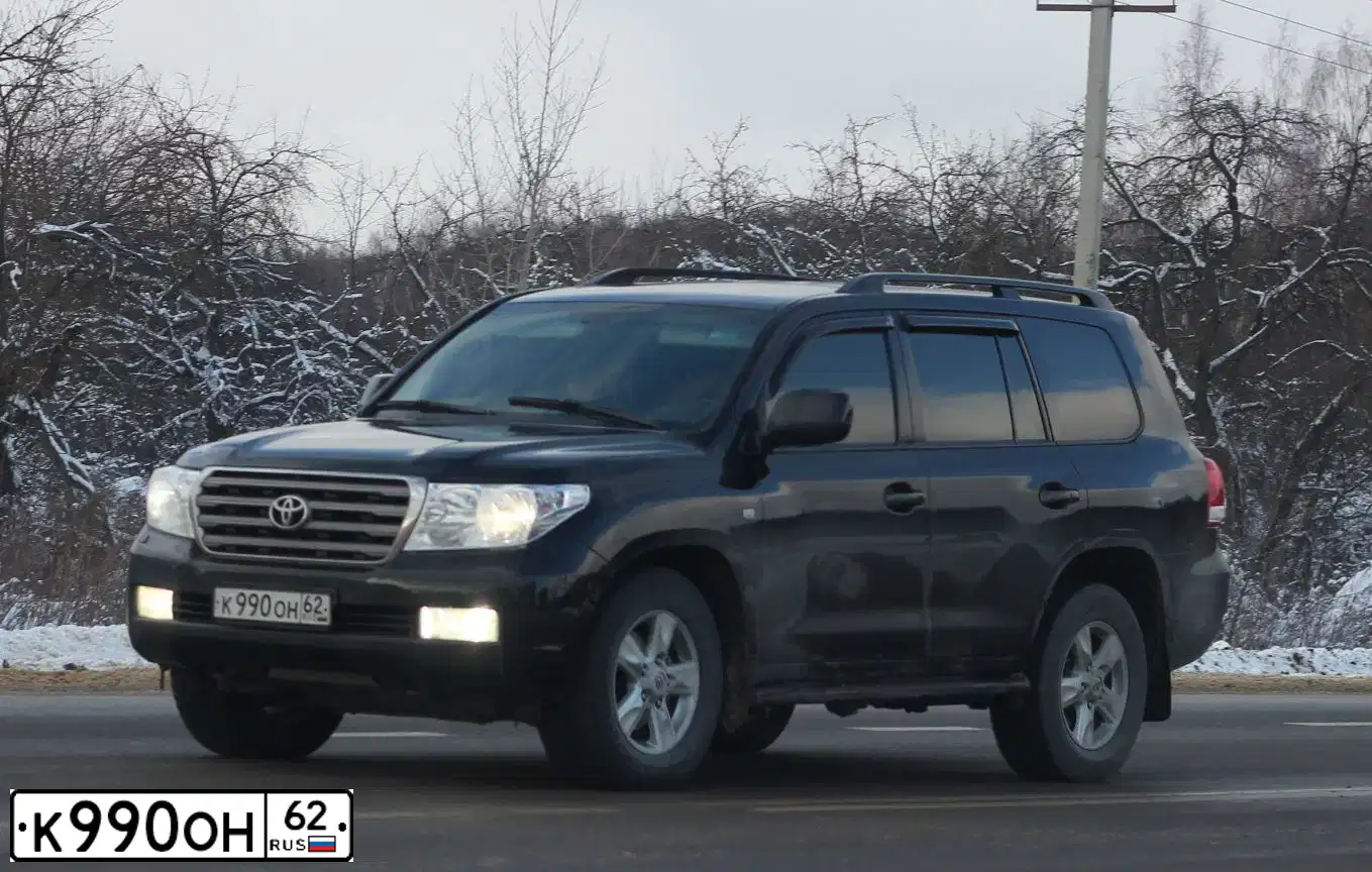 Фото автомобиля TOYOTA LANDCRUISER 200, 2010 — госномер Р549НЕ05. Цвет: ЧЕРНЫЙ