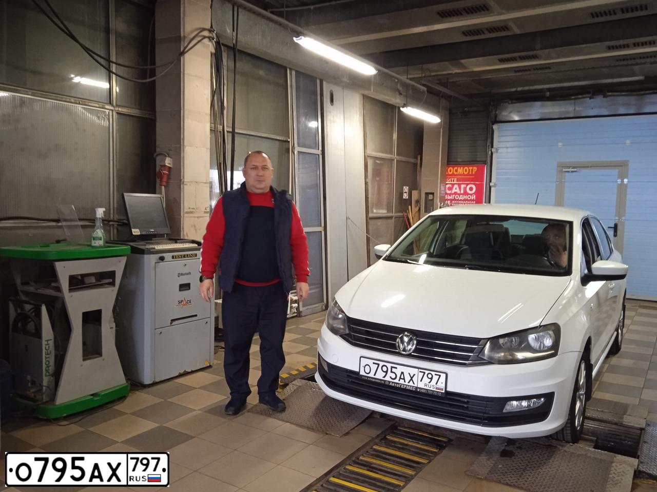 Фото автомобиля VOLKSWAGEN POLO, 2017 — госномер О511СА790. Цвет: Белый