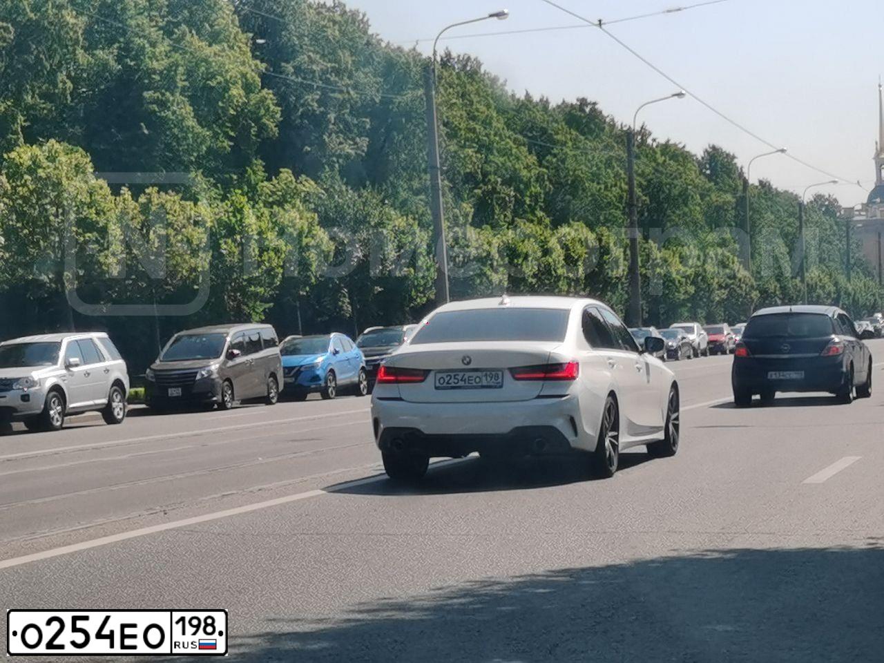 Фото автомобиля BMW SERIE 3, 2020 — госномер О254ЕО198. Цвет: БЕЛЫЙ