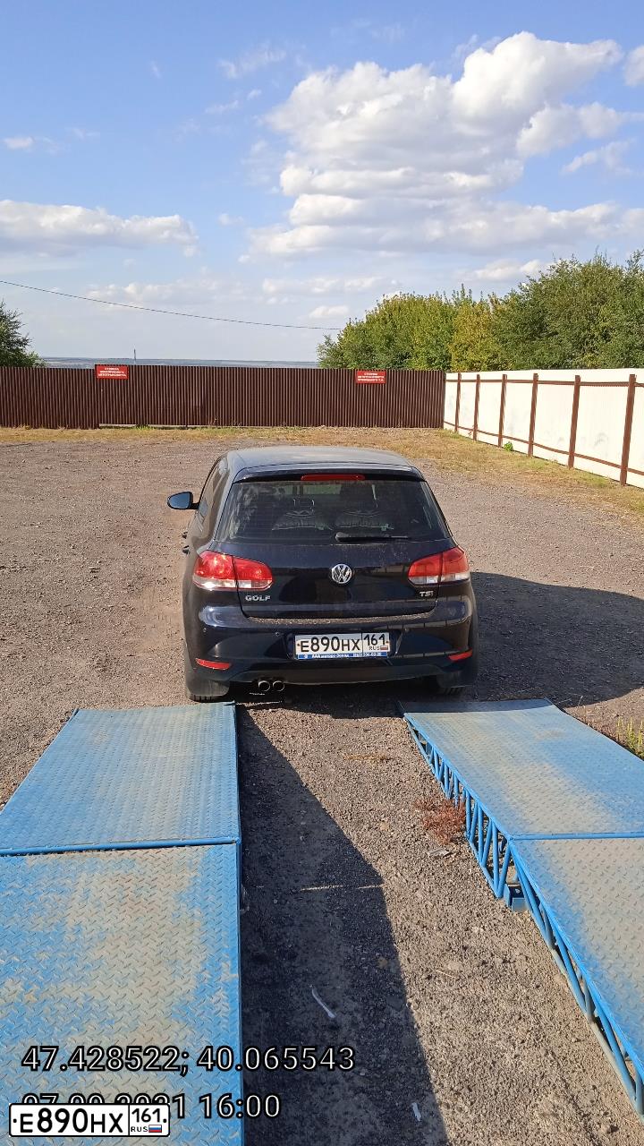 Фото автомобиля VOLKSWAGEN GOLF, 2011 — госномер Р370РК186